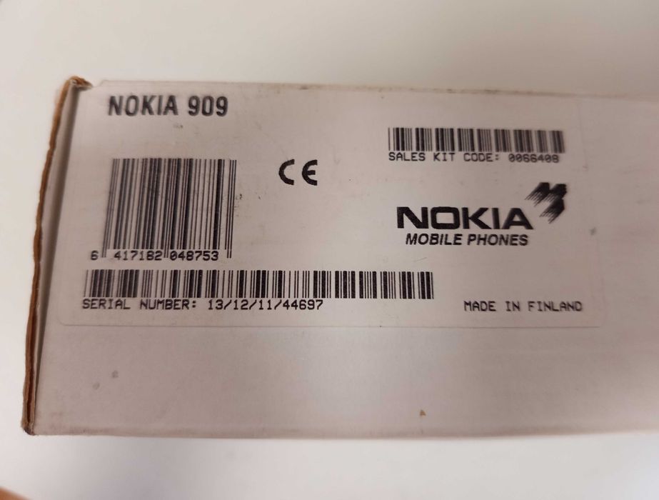 Nokia 909 con caja
