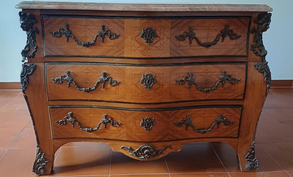 Cómoda estilo LUÍS XV