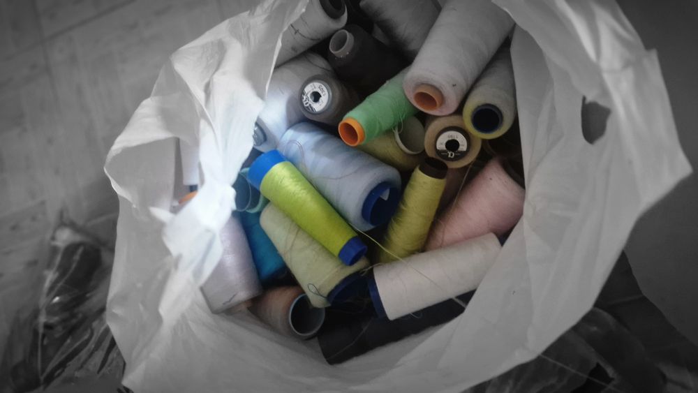 Cones de linhas costura