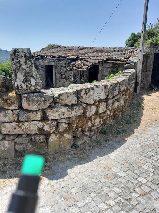 Moradia rústica em ruinas com logradouro e espigueiro