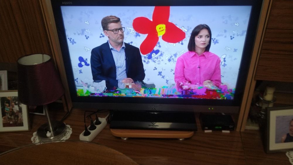 Telewizor Sharp LC-32LE600 w dobrym stanie.