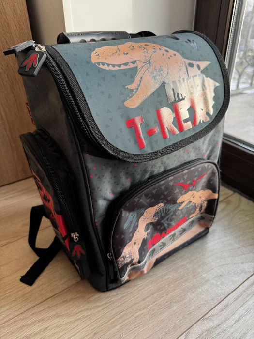 Продаю шкільний рюкзак 300грн