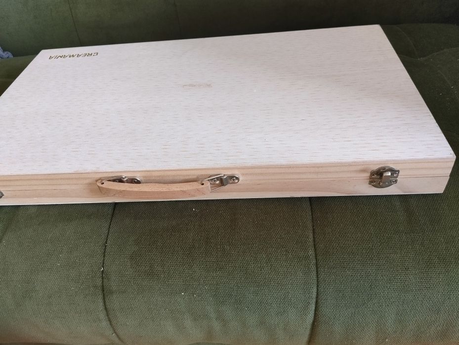 Mala com artigos para pintura