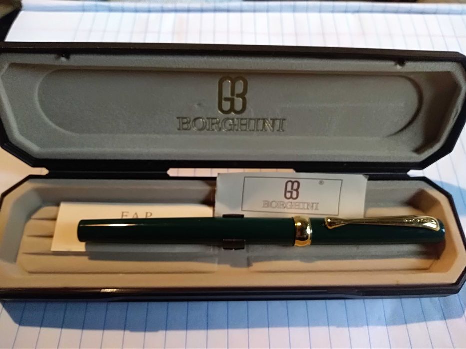 Duas canetas finas de marca italiana no estojo, uma com certificado