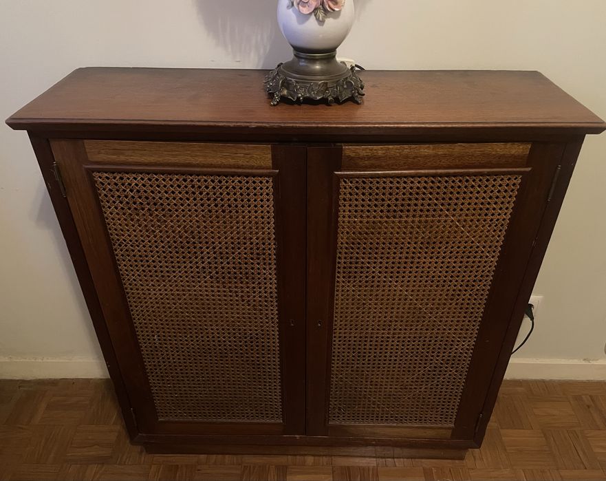 Sapateira antiga, móvel em madeira e palhinha