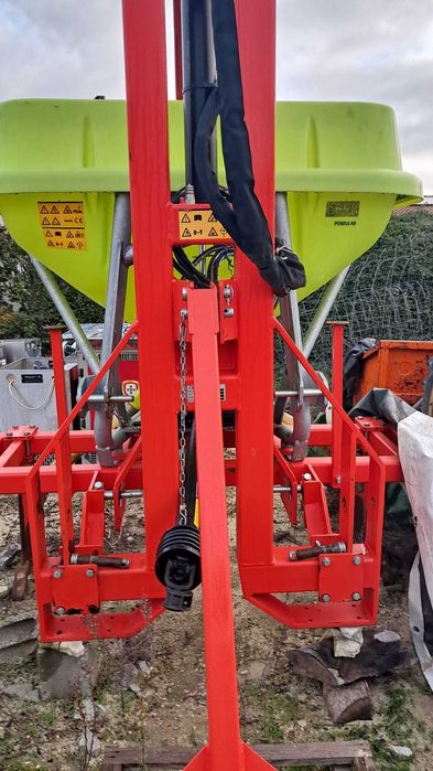 Balde de adubo e grua Rocha