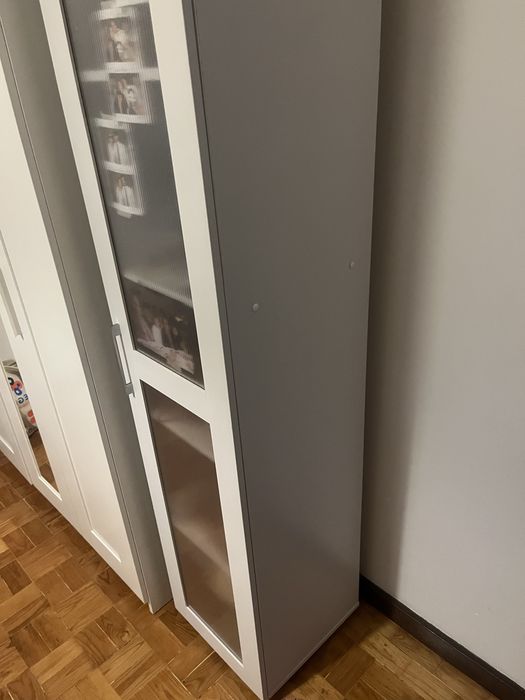 Estante branca com porta