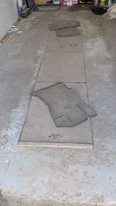 Капітальний гараж біля тролейбусного депо в кінці Правди