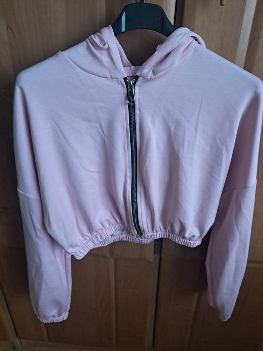 Krótka bluza z kapturem s
