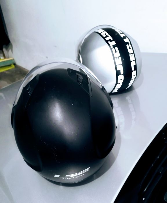 Capacetes 2  para venda. 25,00€ cada.