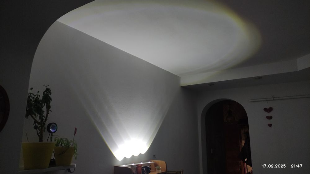 Лампа с аккумулятором, датчиком движения и линзами.