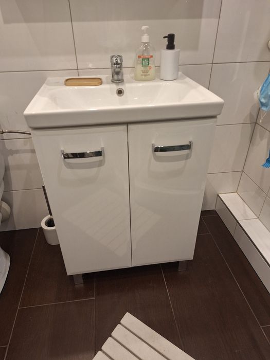 Szafka łazienkowa z umywalką