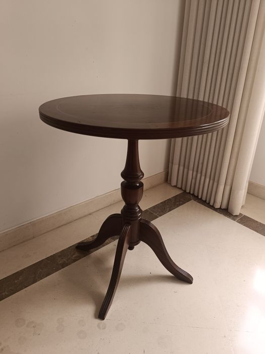 Mesa de apoio clássica em madeira