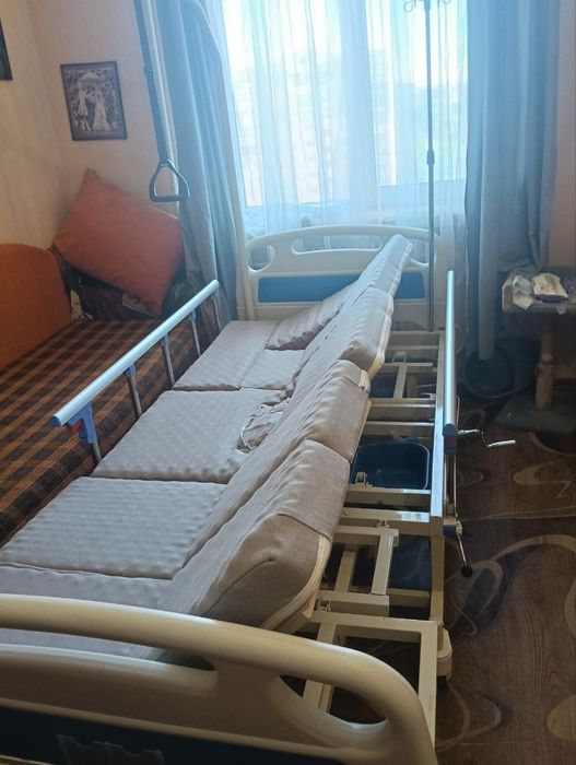 Ліжко для хворого функціональне.