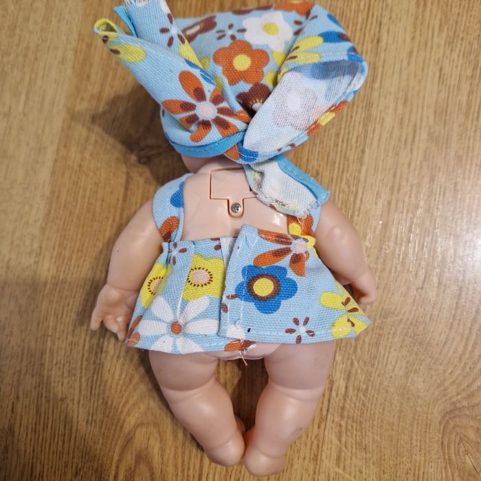 Lalka bobas w chustce na głowie 25cm z dźwiękiem  Hipo