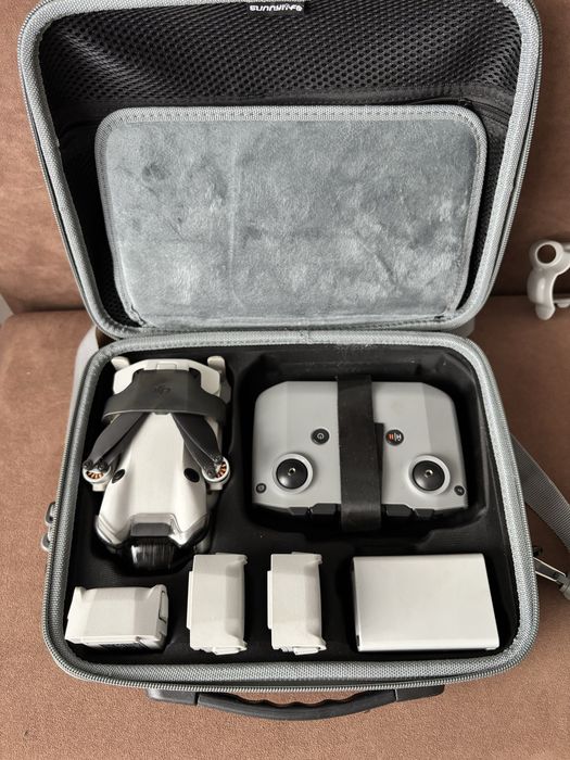 DJI mini 4 Pro. Zestaw Fly More Combo  249g.