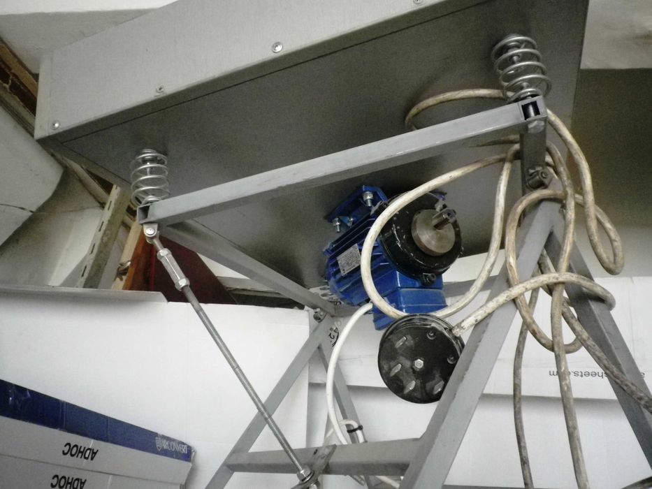 Сталкиватель бумаги - вибростол