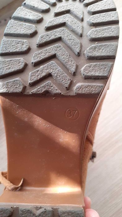 Botins castanhos com tacão 37