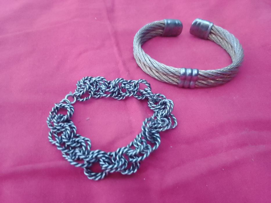 Pulseiras uma em tom prateada outra tom dourado cada 2€