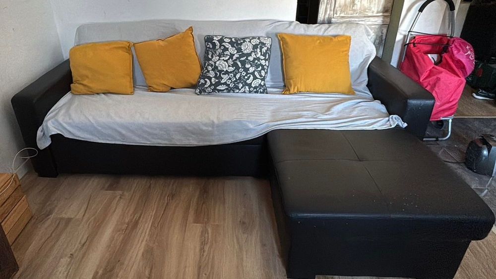 Sofá cama preto com 3 lugares e chaise long