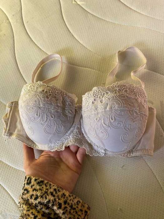 Biały stanik biustonosz w błyszczącą koronkę wiessman 70c push up