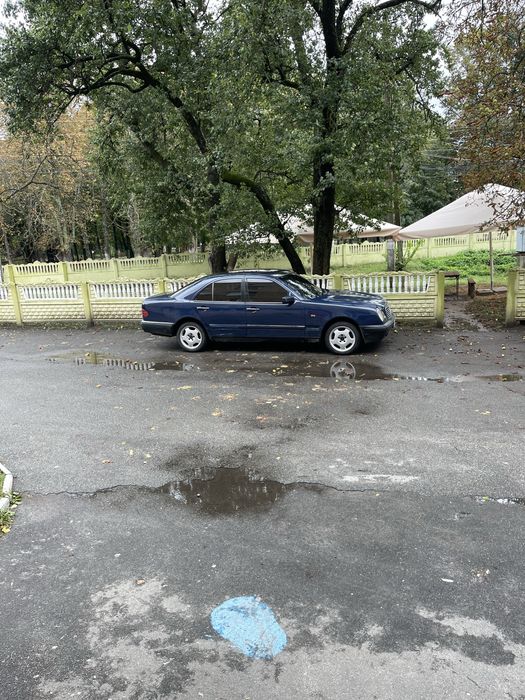 мерседес 210 є240. 1999 року газ бенз
