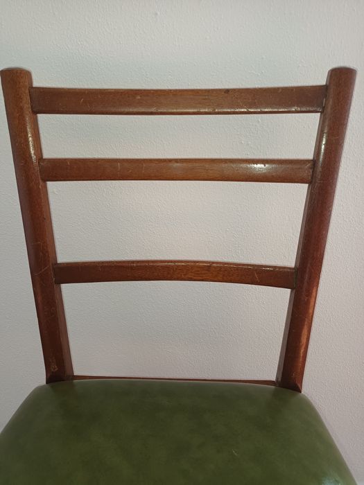 Cadeira de madeira almofadada