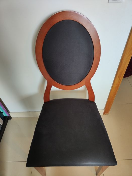 Mobilia de sala em madeira e vidro preto