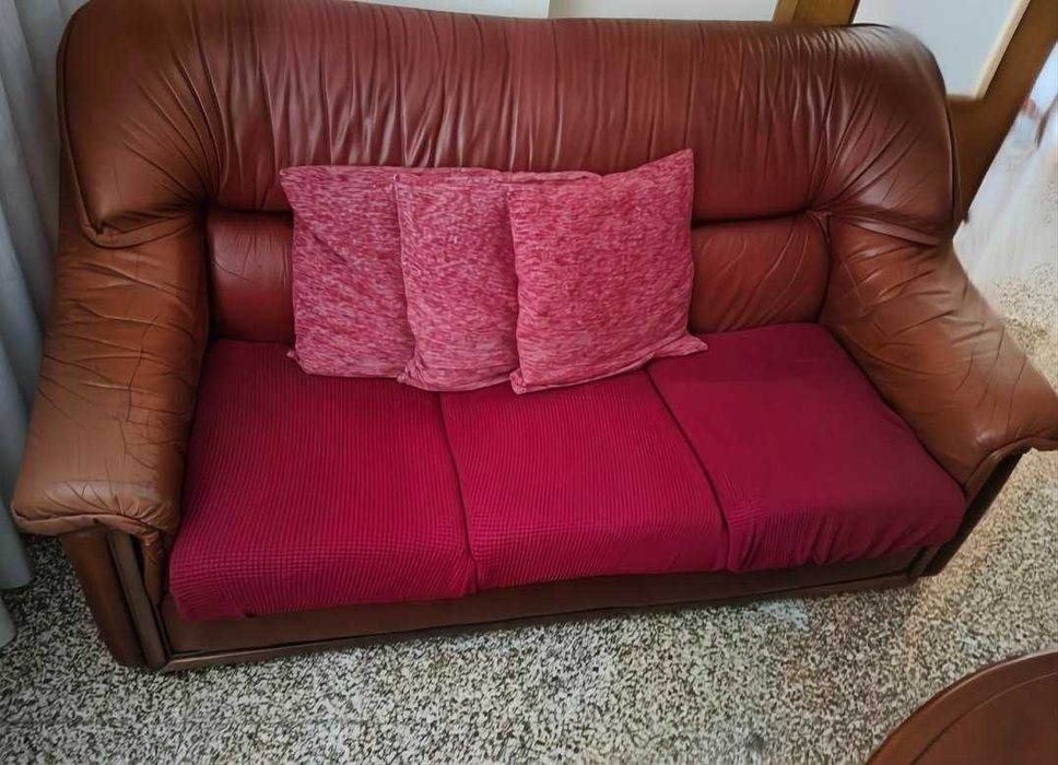 Terno de Sofás em Pele | Sofá-Cama + 2 Cadeirões | 390 €
