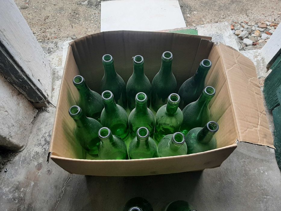 52 garrafas novas.verdes.castanhas e brancas.