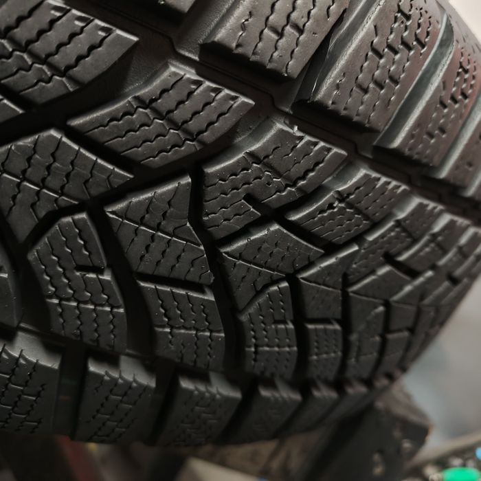 205/60/16 XL Sprzedam parę opon zimowych Dunlop