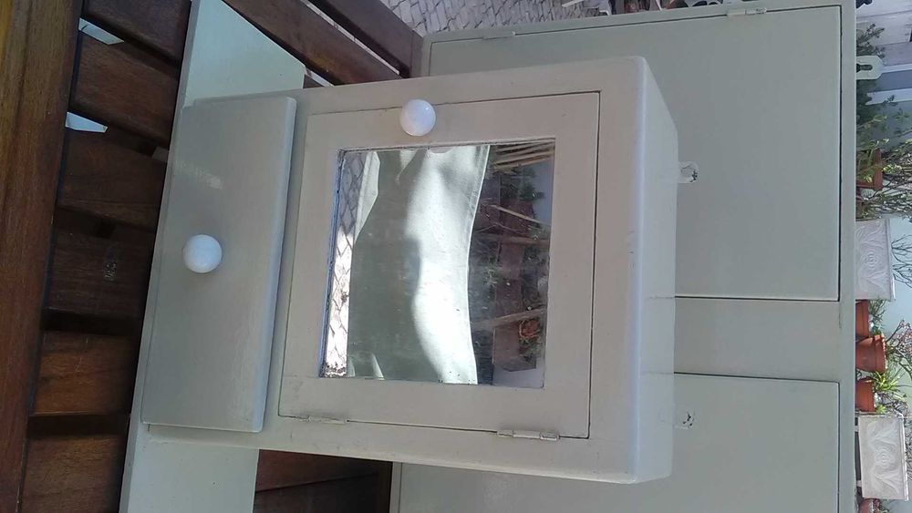 Dois pequenos móveis antigos recuperados