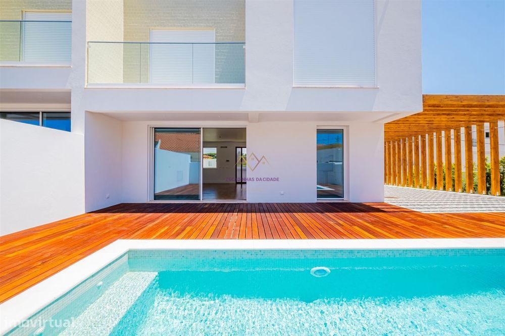 Moradia Nova com Piscina e Vista para o Castelo de Sesimbra