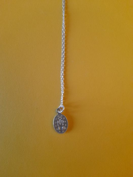 Colar de prata com medalha