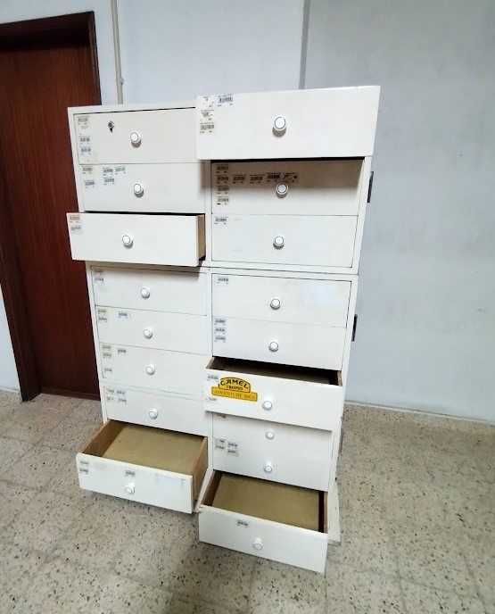 Cómoda - Móvel em madeira de pinho com 18 gavetas pintado a branco