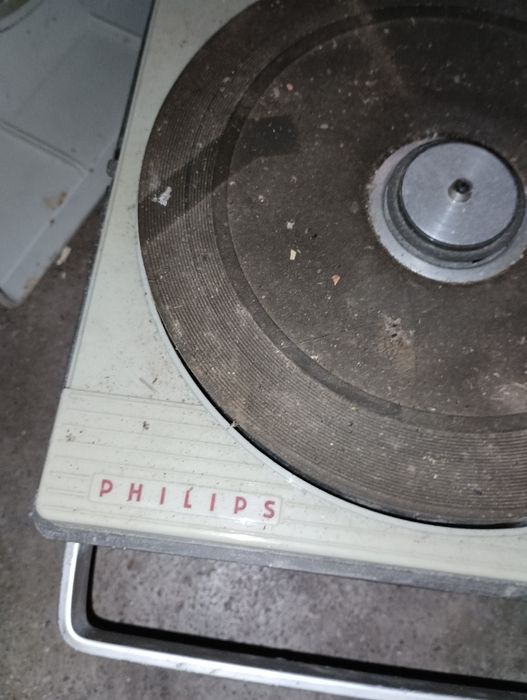 Duas aparelhagems antigas  portátil de discos de vinil e outra de fita