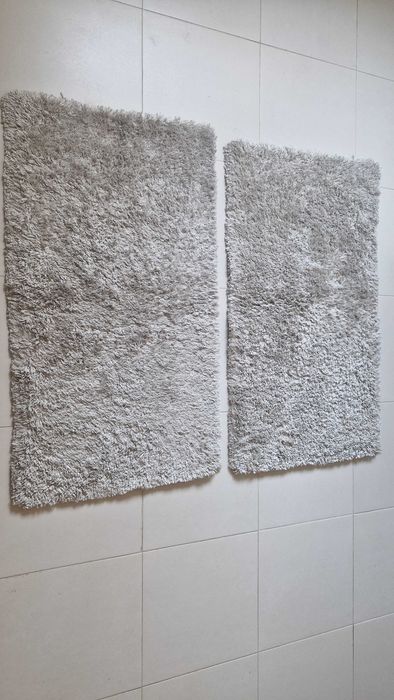 Conjunto 2 tapetes de pêlo, cor cinza
