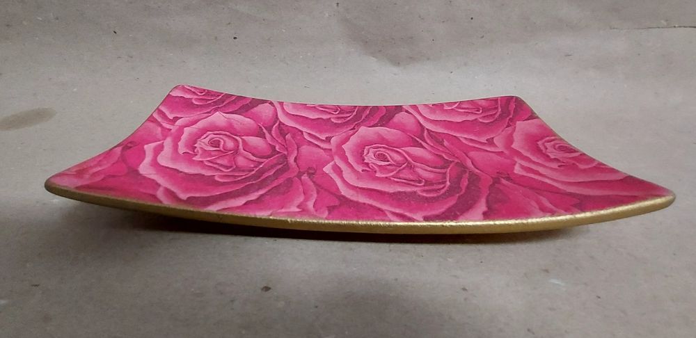 Prato pintado com tecnica de guardanapo