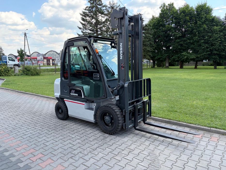 Wozek widlowy Nissan 2,5 tony LPG kabina przesuw boczny