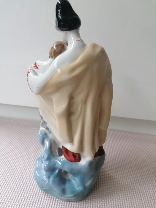 Figurka porcelana para w ludowych strojach ręcznie malowana