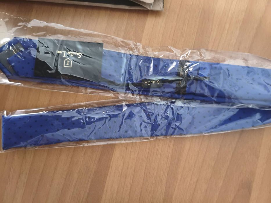 Gravata azul escura com bolinhas suits inc