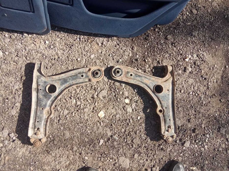 VW Golf 3 рейка,дв.зад. лев.,блок предохранителей