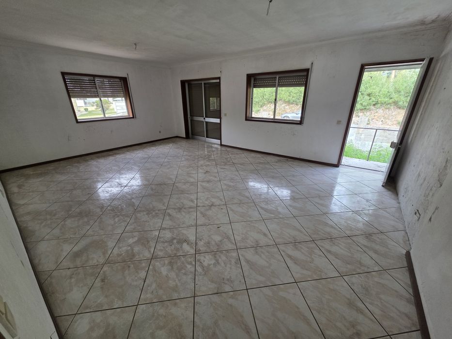 Vendo ou permuto moradia  isolada 3460m2 terreno  e anexos  com 100m2 junto a São João da Madeira