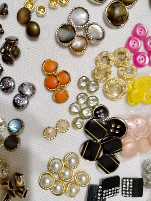 гудзики    різні