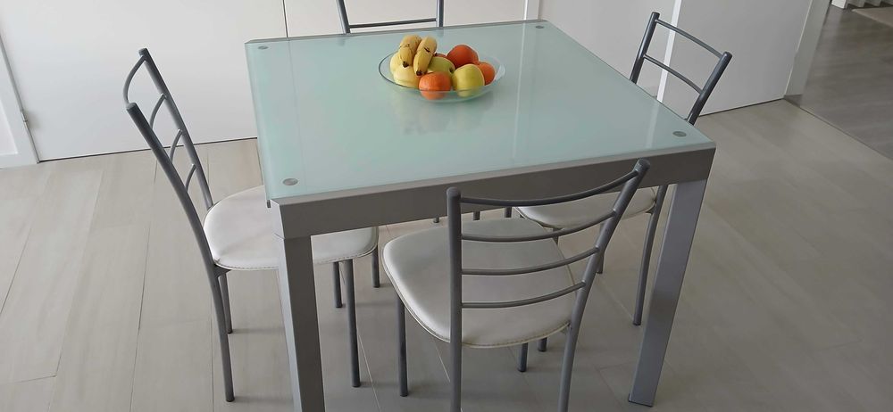 mesa de jantar extensível / com 4 cadeiras