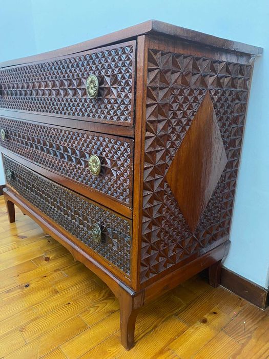 Cómoda em madeira trabalhada dos anos 60