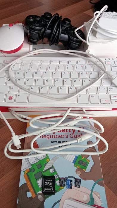 Raspberry pi 400 plus dodatki (3 systemy,pad)