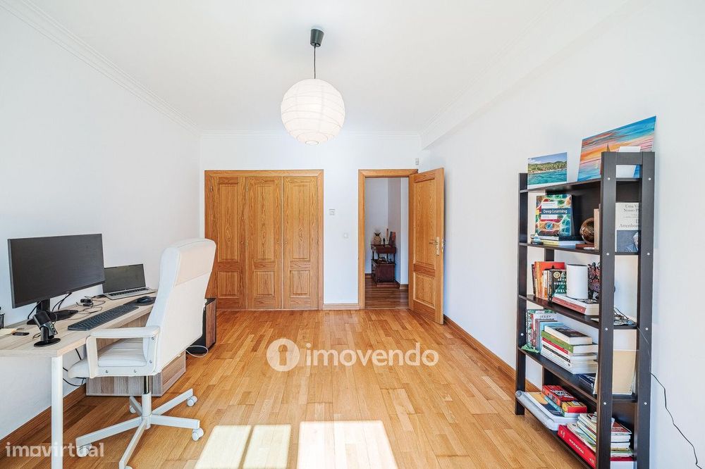 Apartamento T3 com estacionamento, no Condomínio Jardim da Lomba
