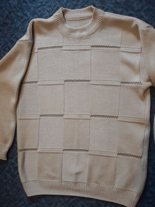 В наявності в гарному стані светер.