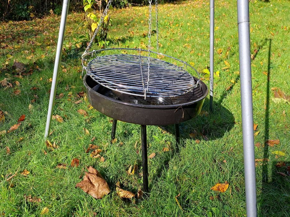 Grill na trójnogu